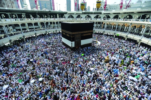 "■ مئات الآلاف يطوفون حول الكعبة استعداداً لبدء المناسك | أ.ف.ب"