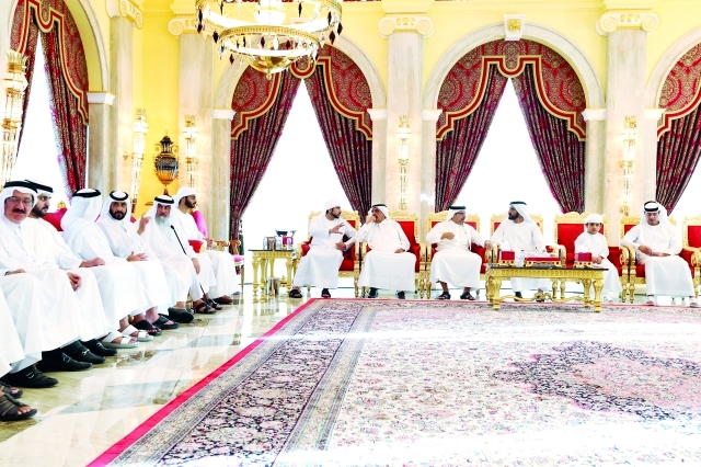 "■ محمد بن راشد خلال استقباله ولي عهد البحرين بحضور حمدان بن محمد وحمدان بن راشد ومكتوم بن محمد وأحمد بن راشد وهزاع بن زايد وحمد بن محمد الشرقي | تصوير ــ خليفة عيسى ومحمد هشام"