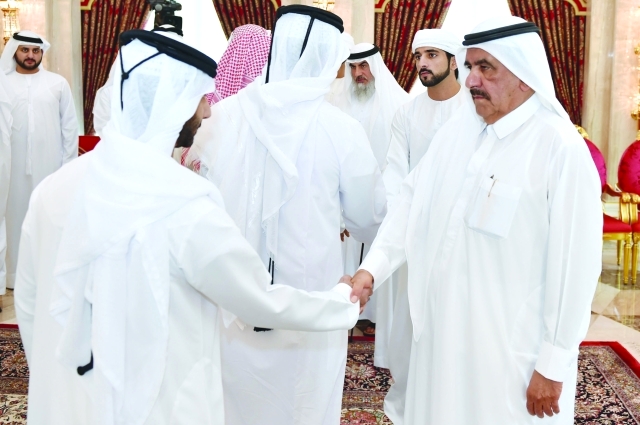 "■ حمدان بن محمد وحمدان بن راشد ومكتوم بن محمد يتلقون العزاء"