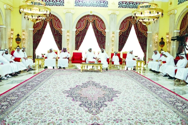 "■ محمد بن راشد يتلقى تعازي تميم بن حمد بحضور حمدان بن محمد وحمدان بن راشد وعمار النعيمي وسيف ومنصور بن زايد وأحمد بن راشد | تصوير: سيف محمد وخليفة اليوسف وخليفة عيسى ومحمد هشام"