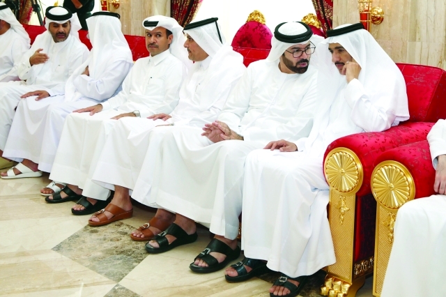 "■ محمد القرقاوي وأحمد جمعة الزعابي وجانب من الوفد القطري"