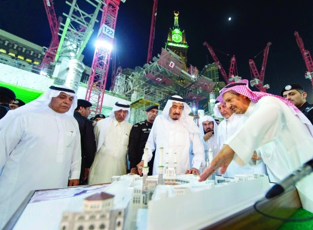 "■ خادم الحرمين الشريفين في إحدى زياراته إلى المسجد الحرام | واس"