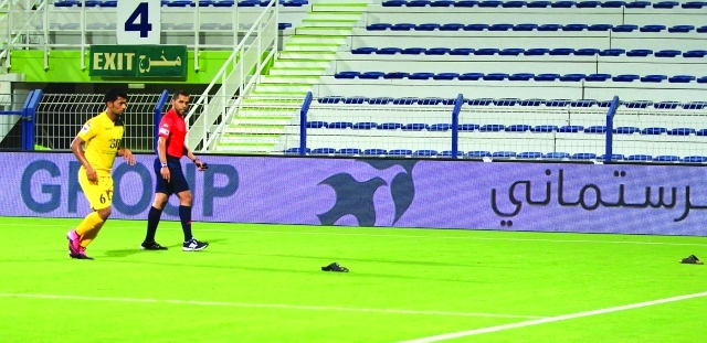 "■ لاعب الوصل وحيد إسماعيل يعيد أحذية ألقاها بعض أفراد الجمهور إلى المدرجات | البيان"