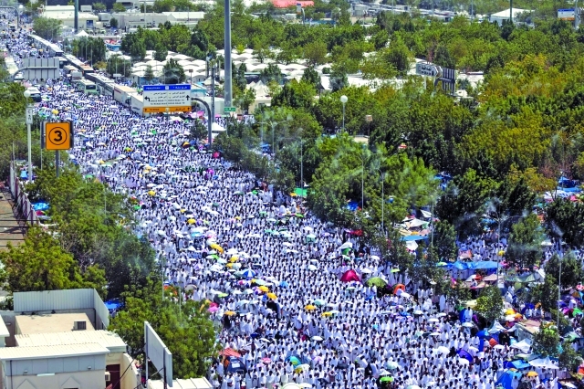 "■ مئات آلاف الحجاج يؤدون صلاتي الظهر والعصر جمعاً وقصراً في مسجد نمرة على صعيد عرفات | أ.ب"