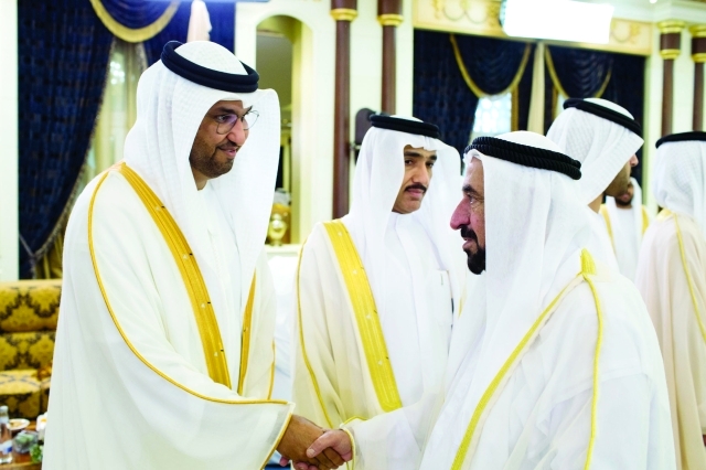 "■ سلطان القاسمي يصافح سلطان الجابر بحضور أحمد الزعابي"