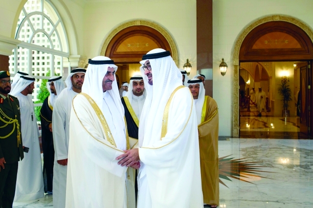 "■ محمد بن زايد في حديث مع حمد الشرقي"