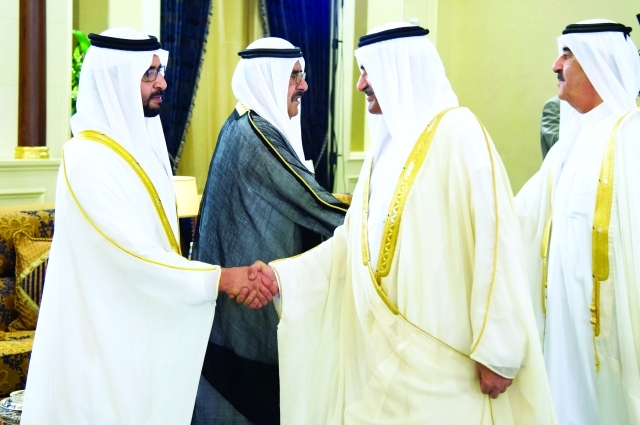 "■  حمد الشرقي وسعود المعلا يصافحان حمدان بن راشد وحمدان بن زايد   |  تصوير سيف محمد ووام"