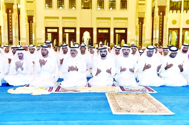 "■ محمد بن راشد يؤمن على دعاء الخطيب بحضور حمدان بن محمد وحمدان بن راشد وأحمد بن سعيد ومحمد بن خليفة"