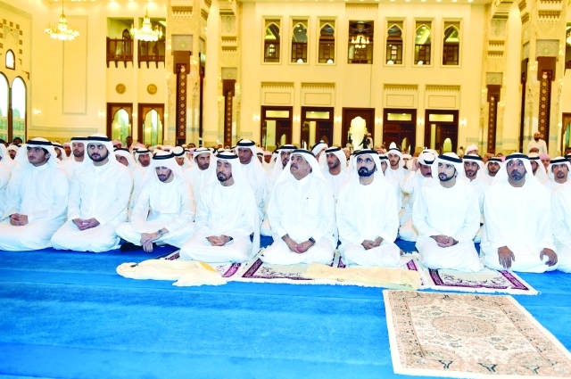 "■ محمد بن راشد خلال الخطبة بحضور حمدان بن محمد وحمدان بن راشد ومكتوم بن محمد وأحمد بن سعيد ومكتوم بن حمدان"