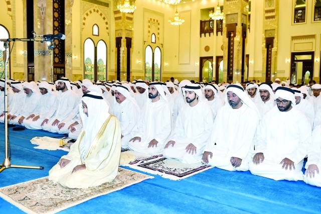 "■ محمد بن راشد وحمدان بن محمد والشيوخ خلال أدائهم الصلاة"