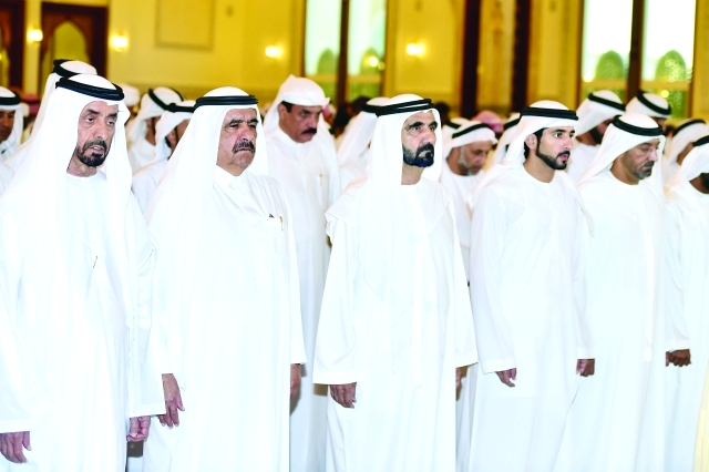 "■ محمد بن راشد وحمدان بن محمد وحمدان بن راشد وأحمد بن سعيد ومحمد بن خليفة خلال الصلاة | تصوير: محمد هشام"