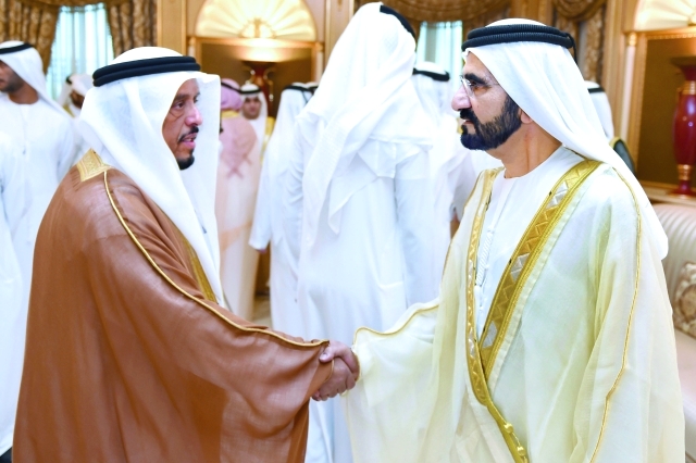 "■ ..وسموه يتقبل التهاني من ضاحي خلفان"