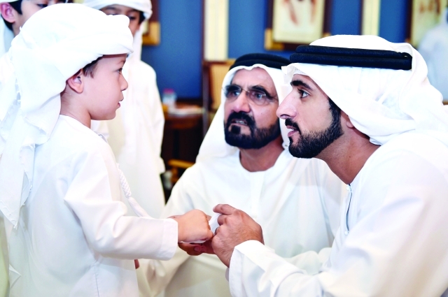 "■ محمد بن راشد وحمدان بن محمد في حديث مع زايد بن محمد  |  تصوير - محمد هشام"