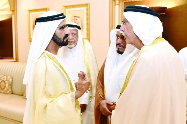 "■ محمد بن راشد في حديث مع ضاحي خلفان وعبدالغفار حسين وعبد الله الغرير"