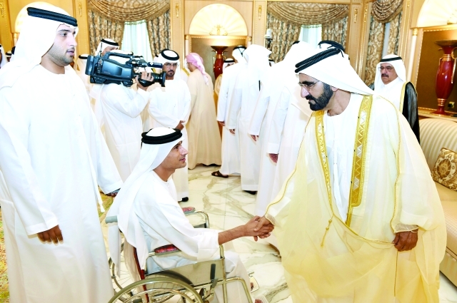 "وسموه يصافح المهنئين بحضور حمدان بن راشد"