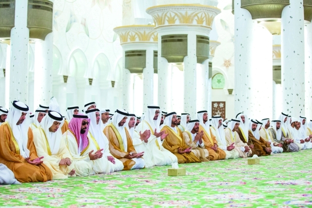 "محمد بن زايد والشيوخ يؤمنون على دعاء خطيب العيد"