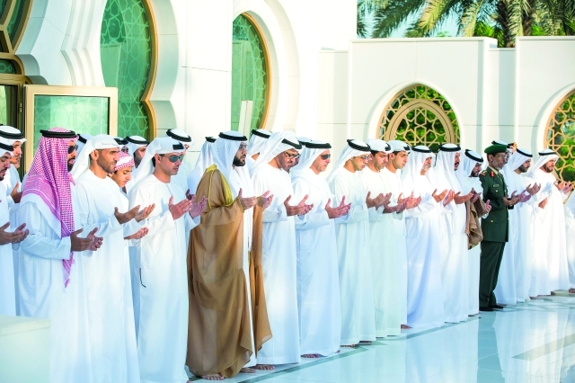 "محمد بن زايد والشيوخ يقرأون الفاتحة على روح الشيخ زايد"