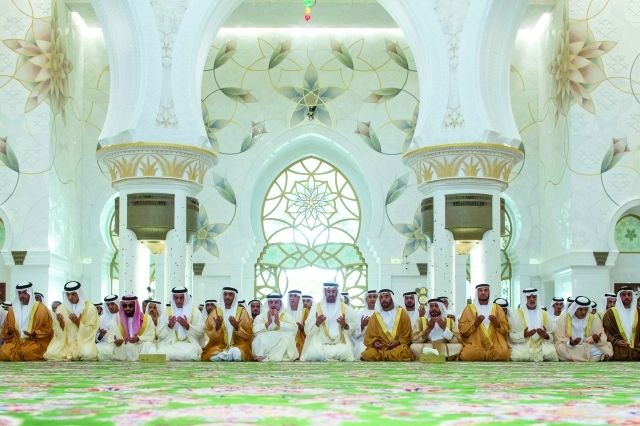 "محمد بن زايد أثناء خطبة العيد بحضور سيف وسرور بن محمد وهزاع ونهيان وسيف ومنصور وحامد بن زايد ومحمد بن بطي ونهيان بن مبارك"