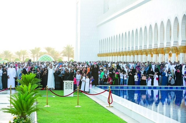 "مواطنون ومقيمون أثناء صلاة العيد"