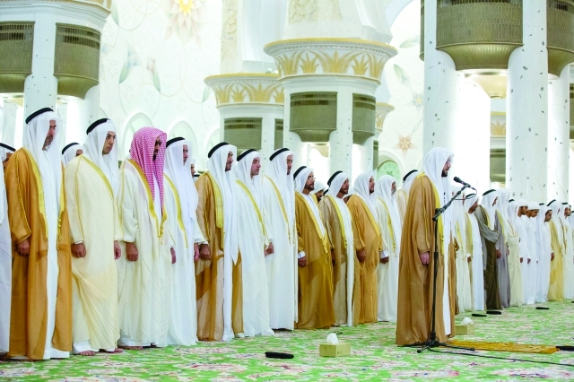 "محمد بن زايد والشيوخ خلال أدائهم صلاة العيد"