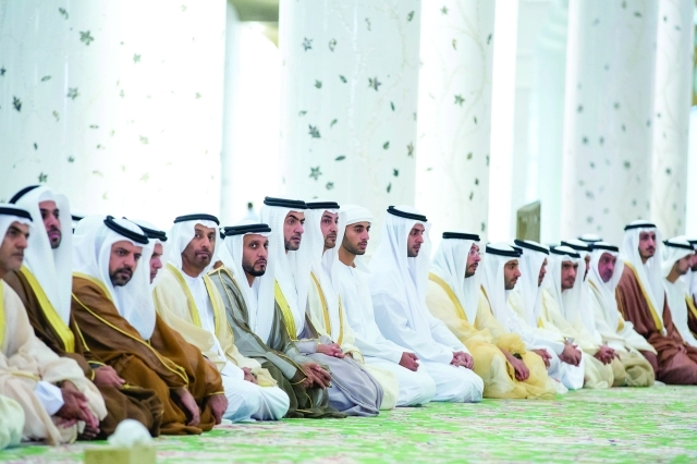 "الشيوخ وكبار المسؤولين خلال خطبة العيد"