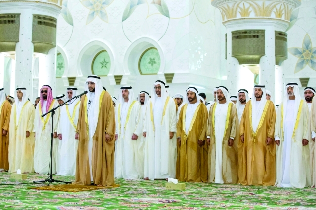 "محمد بن زايد يؤدي صلاة العيد بحضور سيف وسرور بن محمد وهزاع وسيف وطحنون ومنصور بن زايد ومحمد بن بطي | وام"