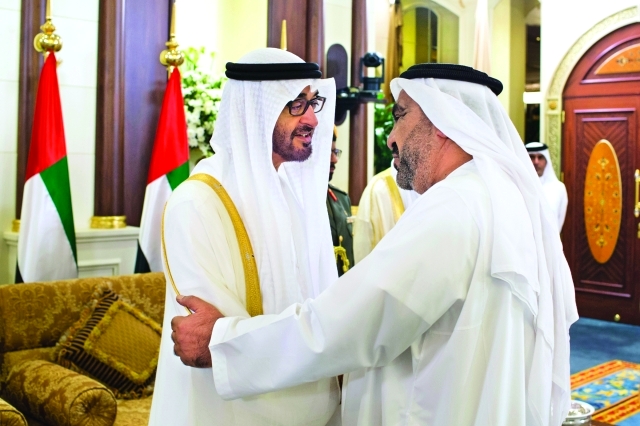 "■ محمد بن زايد يتلقى تهاني والد الشهيد محمد علي الحوسني"