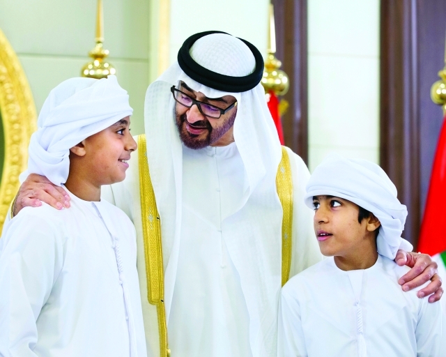 "■ محمد بن زايد في حديث أبوي مع طفلين مهنئين بالعيد | وام"