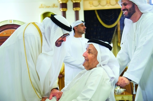 "■ محمد بن زايد متلقياً التهاني بالعيد"