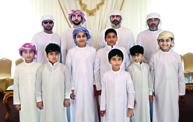 "■ عائلة الشهيد محمد خالد محمد في خيمة العزاء بمنطقة النهضة الجديدة في أبوظبي | تصوير: مجدي إسكندر"