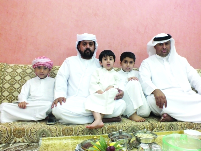 "■ عائلة الشهيد سعد الأحبابي وأطفاله"