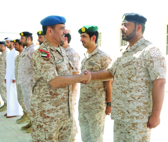 "رشاد السعدي مصافحاً ضباط وأفراد جهاز حماية المنشآت والسواحل"