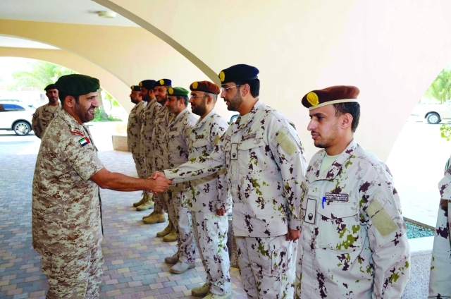 "أحمد علي آل علي أثناء زيارة القوات البرية"