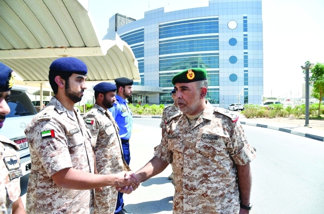 "محمد سلطان المسايبة معايداً ضباط وأفراد القوات البحرية"