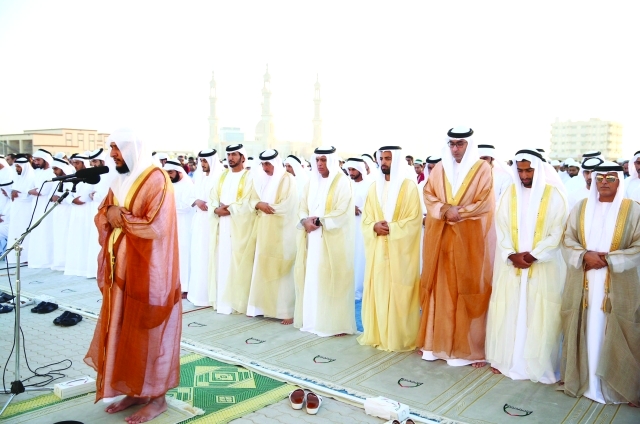 "سعود القاسمي ومحمد بن سعود والشيوخ خلال أدائهم صلاة العيد | وام"