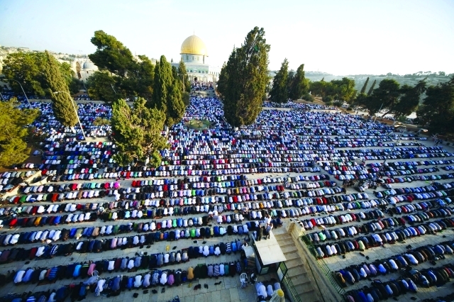 "■ ساحات المسجد الأقصى تمتلئ بالمصلين | أ.ب"