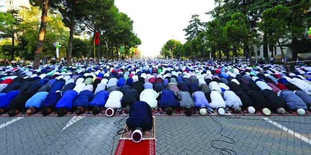 "■ ألبان يؤدون صلاة العيد في تيرانا | أ.ب"