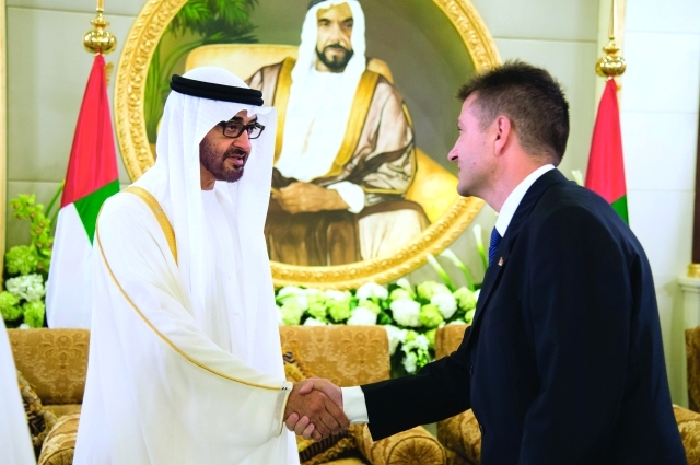 "■  ولي عهد أبوظبي متلقياً التهاني من الدبلوماسيين بالعيد"