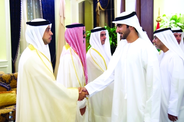 "■ سيف وطحنون ومنصور بن زايد يصافحون المهنئين"