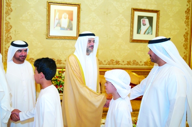 "سلطان بن محمد بن سلطان وعبد الله بن سالم يصافحان المهنئين"