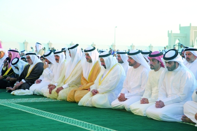 "حاكم الشارقة وسلطان بن محمد بن سلطان وعبد الله بن سالم أثناء خطبة العيد  |  وام"