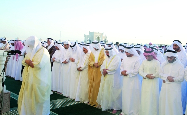 "حاكم الشارقة يؤدي صلاة العيد وإلى جواره سلطان بن محمد بن سلطان وعبد الله بن سالم"