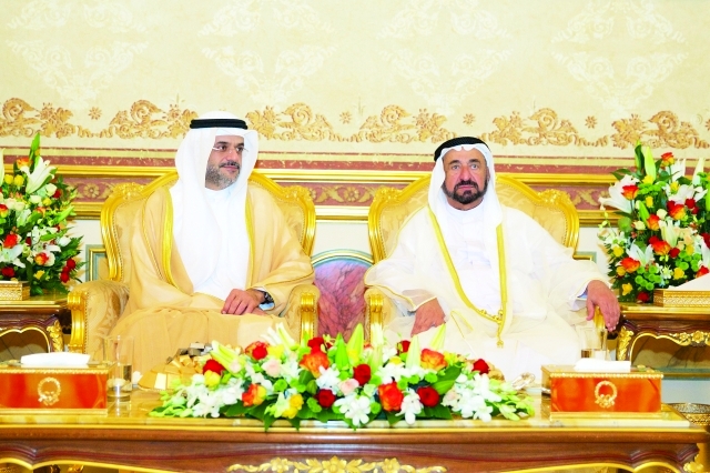 "حاكم الشارقة وولي عهده خلال الاستقبال"