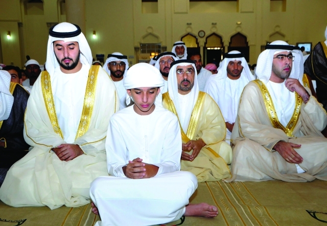 "■ الشيوخ وكبار المسؤولين يستمعون إلى خطيب العيد"