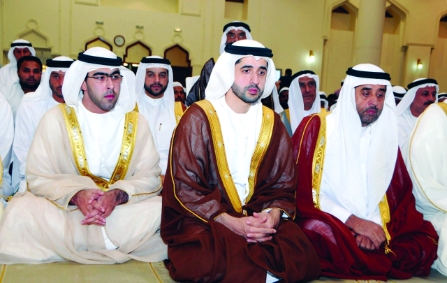 "■ الشيوخ وكبار المسؤولين أثناء الخطبة"