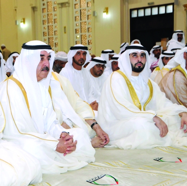 "المصلون يستمعون إلى خطيب العيد"