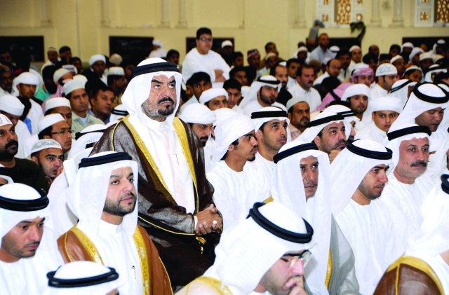 "■ المصلون يستمعون إلى خطبة العيد ويؤدون صلاة العيد"