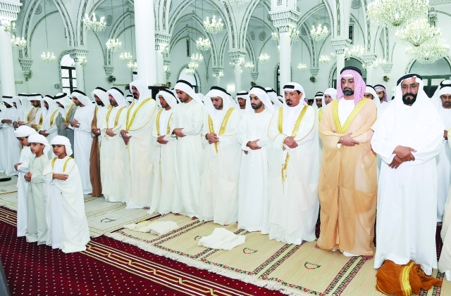 "حميد النعيمي وعمار النعيمي خلال أداء صلاة العيد"