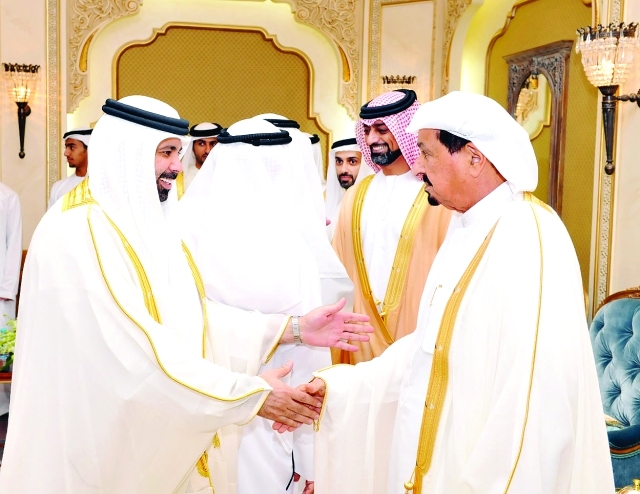 "7 وسموهما يصافحان المهنئين"