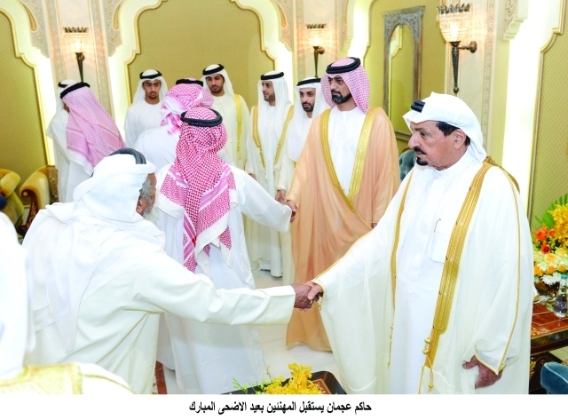 "حاكم عجمان وولي عهده يصافحان المهنئين"